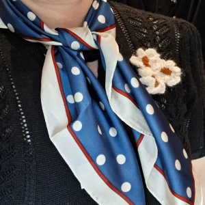 Lineta White Dots - blått silkeskjerf med prikker